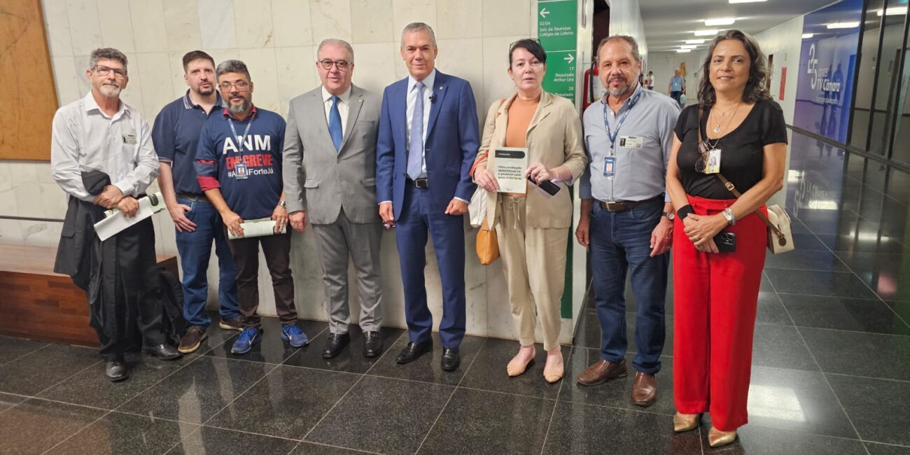 Presidente Zé Silva e deputado Augusto Coutunho ao centro, junto com servidores da ANM