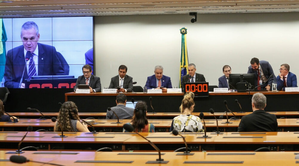 Especialistas defendem a utilização de capital privado como incentivo à pesquisa mineral no Brasil   