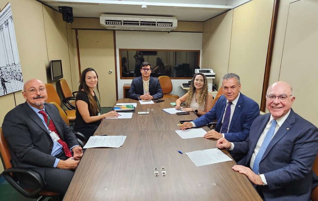 Deputados Arnaldo Jardim, Zé Silva e equipe