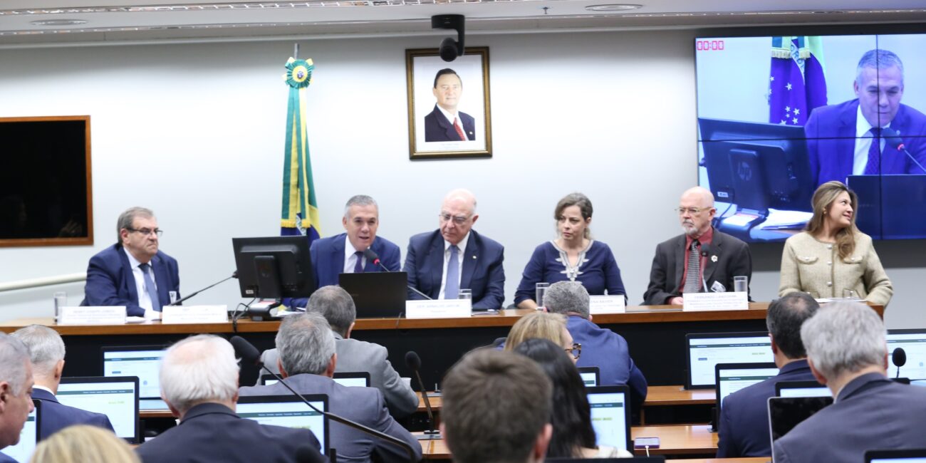 Seminário Minerais Críticos e Estratégicos, da FPMin, na Câmara dos Deputados. Ao centro da mesa, os deputados Zé Silva e Arnaldo Jardim