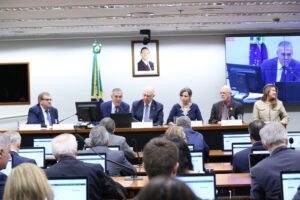 Seminário Minerais Críticos e Estratégicos, da FPMin, na Câmara dos Deputados. Ao centro da mesa, os deputados Zé Silva e Arnaldo Jardim